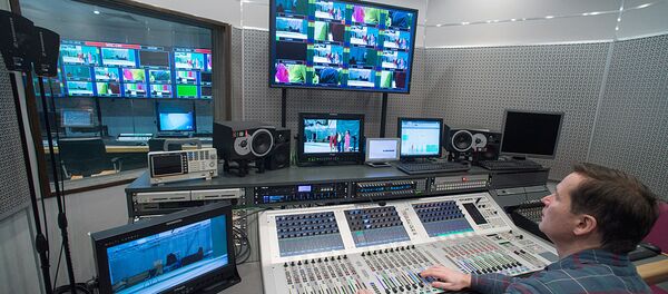 Звукорежиссер в аппаратной телевизионного комплекса Звукорежиссер в аппаратной телевизионного комплекса - Sputnik Ўзбекистон