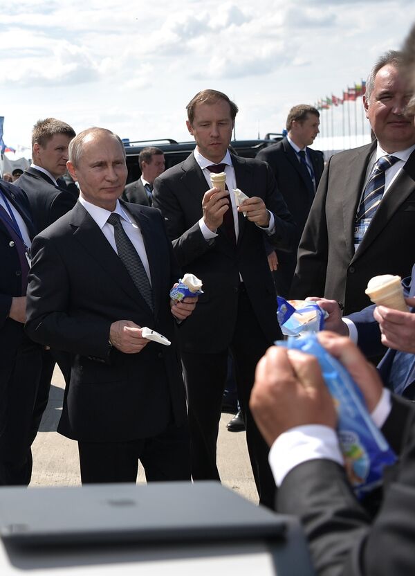 Президент России Владимир Путин угощает членов правительства мороженым на авиасалоне МАКС-2017 в Жуковском - Sputnik Узбекистан