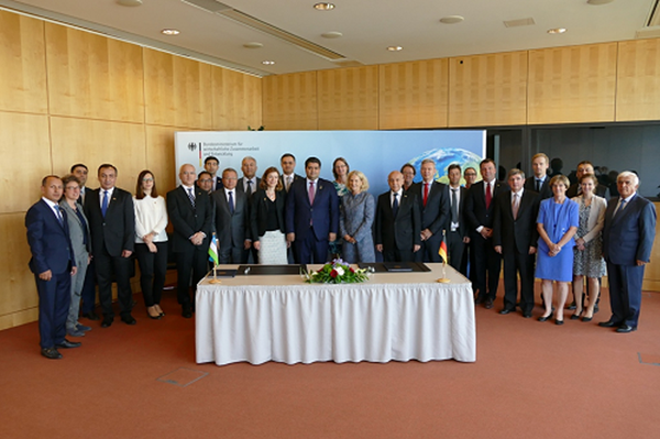 Делегация во главе с председателем Государственного комитета Республики Узбекистан по инвестициям Азимом Ахмедходжаевым посетила ФРГ  - Sputnik Узбекистан