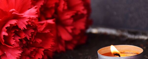 Свеча и гвоздики - Sputnik Ўзбекистон