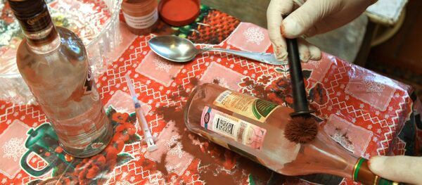 Экспертлар наркопритондан аниқланган ашёвий далиллардан қўл изларини олишмоқда Экспертлар наркопритондан аниқланган ашёвий далиллардан қўл изларини олишмоқда - Sputnik Ўзбекистон