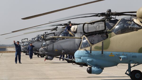 Учебно-тренировочные полеты экипажей вертолетов  - Sputnik Узбекистан