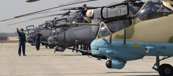 Учебно-тренировочные полеты экипажей вертолетов  - Sputnik Узбекистан