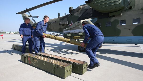 Установка боекомплекта перед началом полётов - Sputnik Узбекистан