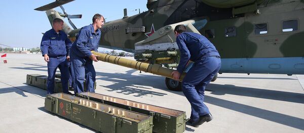 Установка боекомплекта перед началом полётов - Sputnik Узбекистан