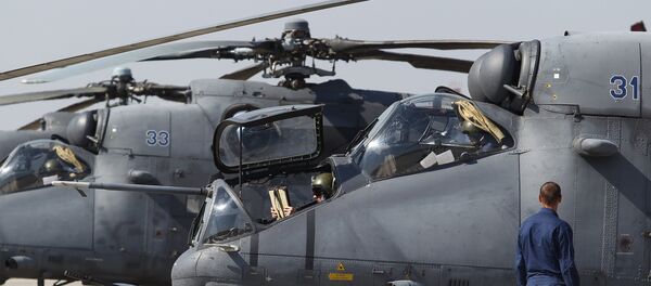 Подготовка к полётам экипажей вертолётов на авиационной базе - Sputnik Узбекистан