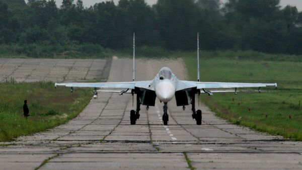 Истребитель су-27 после посадки двигается по рулежной дорожке - Sputnik Узбекистан