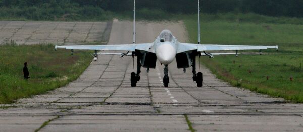 Истребитель су-27 после посадки двигается по рулежной дорожке Истребитель су-27 после посадки двигается по рулежной дорожке - Sputnik Узбекистан