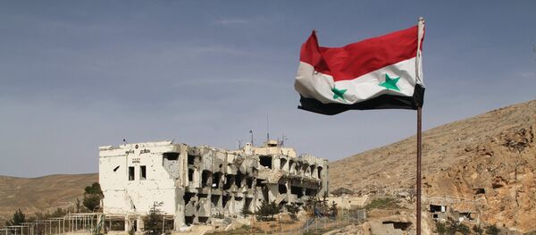 Сирийский флаг на фоне разрушенного дома в сирийском городе Маалюля Сирийский флаг на фоне разрушенного дома в сирийском городе Маалюля - Sputnik Узбекистан