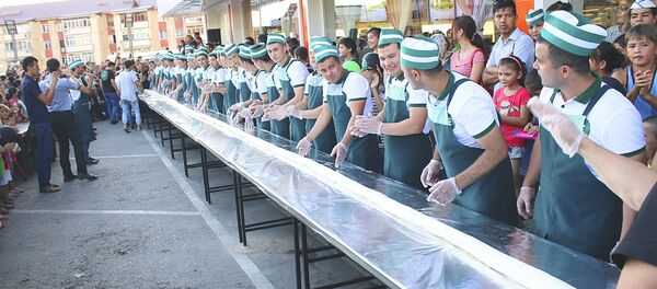 В Андижане приготовили 17-ти метровую шаурму В Андижане приготовили 17-ти метровую шаурму - Sputnik Ўзбекистон