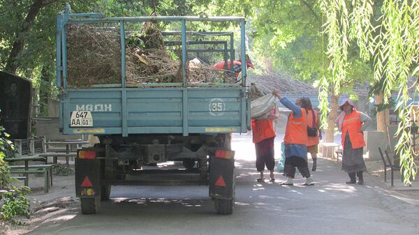 Субботник на территории кладбища Домрабад в Ташкенте Субботник на территории кладбища Домрабад в Ташкенте - Sputnik Узбекистан