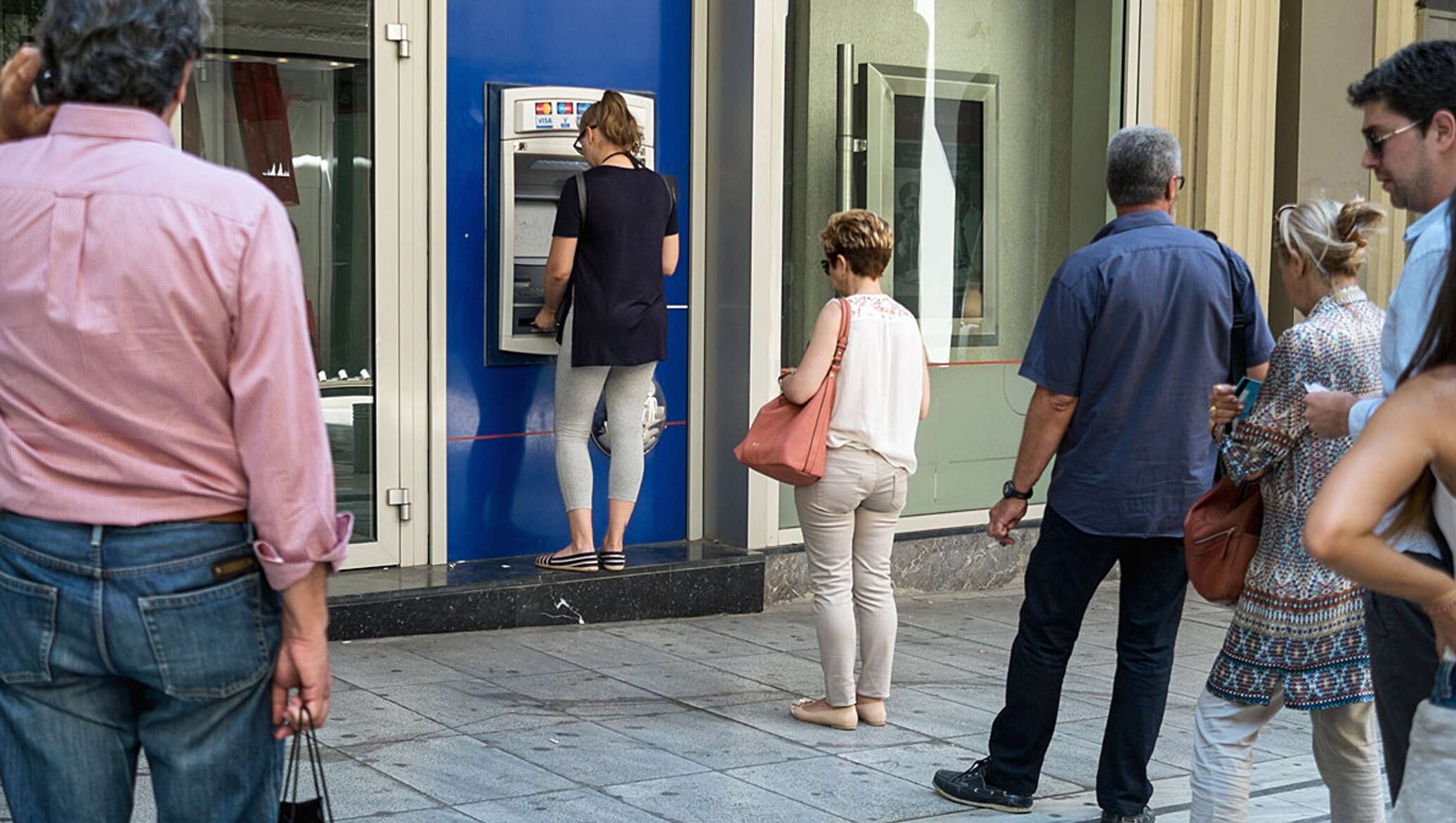 Девушки в очереди в туалет