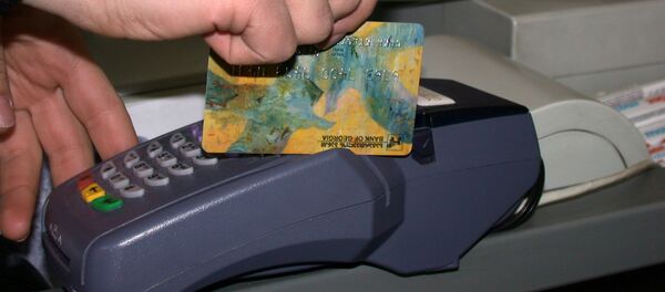 Оплата покупки через терминал пластиковой банковской картой Оплата покупки через терминал пластиковой банковской картой - Sputnik Ўзбекистон