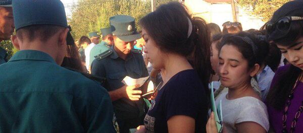 Проверка документов у абитуриентов Проверка документов у абитуриентов - Sputnik Узбекистан