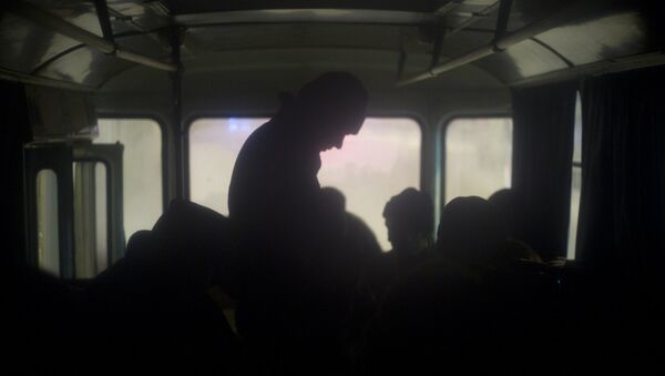 Люди в автобусе, архивное фото - Sputnik Узбекистан