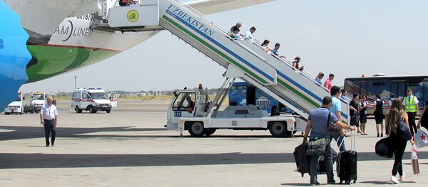 Пассажиры спускаются по трапу самолета авиакомпании Узбекистон хаво йуллари Пассажиры спускаются по трапу самолета авиакомпании Узбекистон хаво йуллари - Sputnik Узбекистан