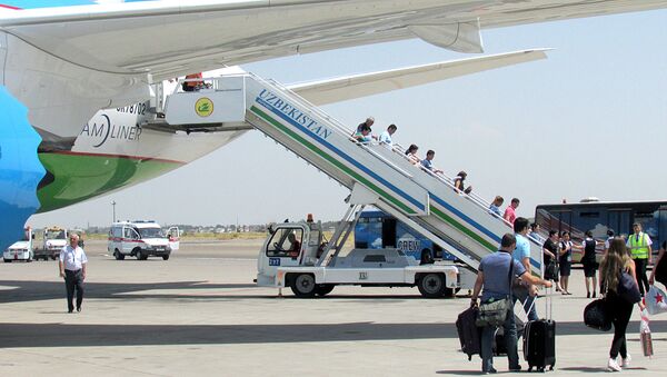 Пассажиры спускаются по трапу самолета авиакомпании Узбекистон хаво йуллари - Sputnik Узбекистан