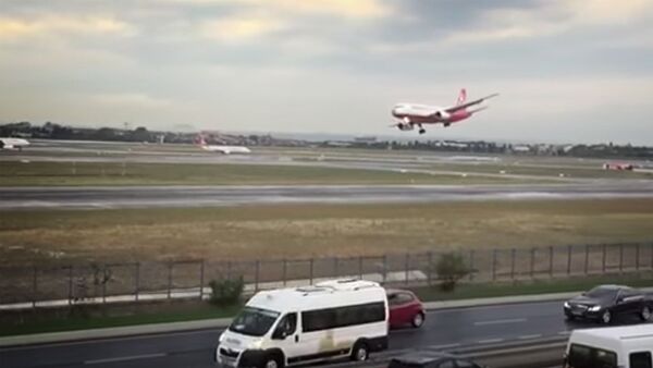 Пилот посадил аварийный украинский лайнер в турецком аэропорту - Sputnik Узбекистан