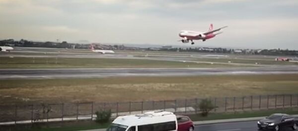 Пилот посадил аварийный украинский лайнер в турецком аэропорту Пилот посадил аварийный украинский лайнер в турецком аэропорту - Sputnik Узбекистан