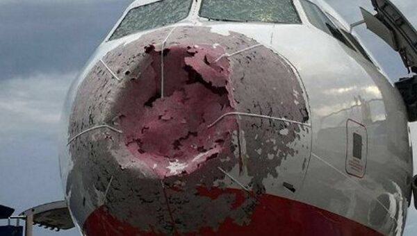 Повреждения самолёта, который посадил Александр Акопов - Sputnik Ўзбекистон