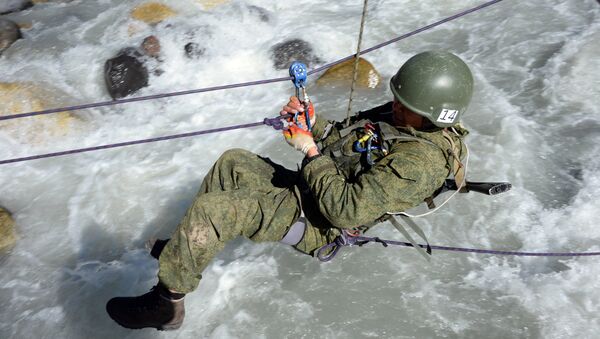 Военнослужащий во время горной подготовки - Sputnik Узбекистан