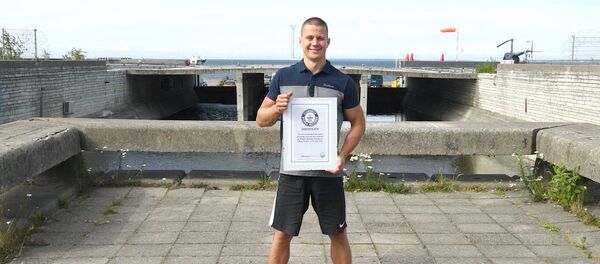 Эстонский акробат Максим Николаев попал в книгу рекордов Гиннесса Эстонский акробат Максим Николаев попал в книгу рекордов Гиннесса - Sputnik Узбекистан