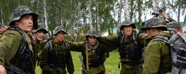 Военнослужащие вооруженных сил Узбекистана после финиша первого этапа Десантирование, совершение марш-броска международного конкурса Отличники войсковой разведки Военнослужащие вооруженных сил Узбекистана после финиша первого этапа Десантирование, совершение марш-броска международного конкурса Отличники войсковой разведки - Sputnik Ўзбекистон