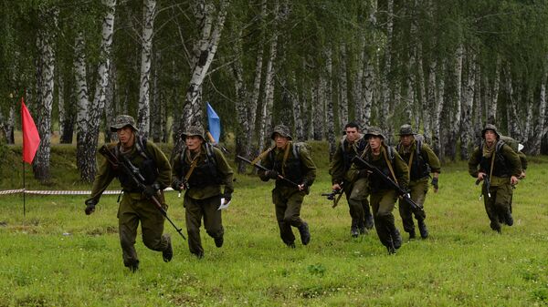 Военнослужащие вооруженных сил Узбекистана во время финиша первого этапа Десантирование, совершение марш-броска - Sputnik Узбекистан
