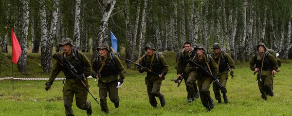 Военнослужащие вооруженных сил Узбекистана во время финиша первого этапа Десантирование, совершение марш-броска Военнослужащие вооруженных сил Узбекистана во время финиша первого этапа Десантирование, совершение марш-броска - Sputnik Узбекистан