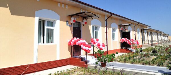 Президент Шавкат Мирзиёев подарил нуждающимся ключи от жилых домов Президент Шавкат Мирзиёев подарил нуждающимся ключи от жилых домов - Sputnik Ўзбекистон