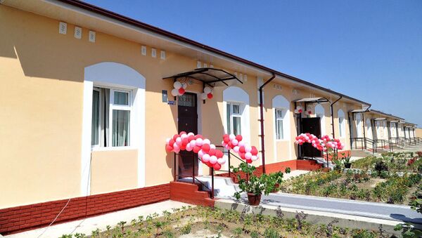 Президент Шавкат Мирзиёев подарил нуждающимся ключи от жилых домов - Sputnik Узбекистан