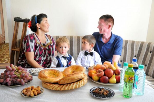 Prezident Shavkat Mirziyoyev podaril nujdayushimsya klyuchi ot jilix domov - Sputnik O‘zbekiston