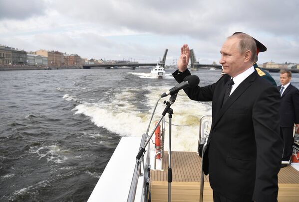 Rossiya prezidenti V.Putin Harbiy dengiz paradida qatnashmoqda - Sputnik O‘zbekiston