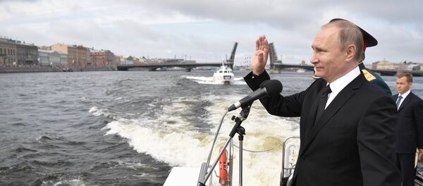 Prezident RF V. Putin prinimayet uchastie v torjestvax po sluchayu Dnya VMF RF - Sputnik O‘zbekiston