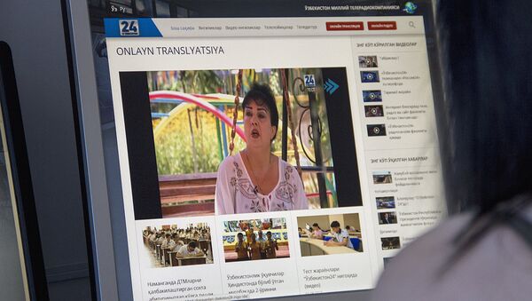 Девушка смотрит он-лайн трансляцию на телеканале Узбекистан 24 - Sputnik Ўзбекистон