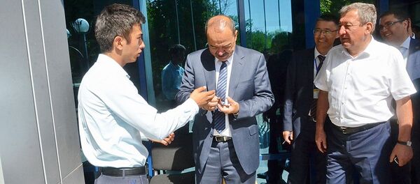 Электронная шпаргалка не помогла абитуриенту: Премьер-министр посоветовал ему поступать в ТУИТ Электронная шпаргалка не помогла абитуриенту: Премьер-министр посоветовал ему поступать в ТУИТ - Sputnik Ўзбекистон