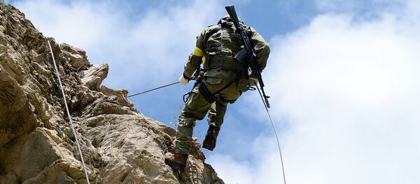 Военнослужащий во время конкурса на лучшее высокогорное подразделение Вооруженных Сил Эльбрусское кольцо Военнослужащий во время конкурса на лучшее высокогорное подразделение Вооруженных Сил Эльбрусское кольцо - Sputnik Ўзбекистон