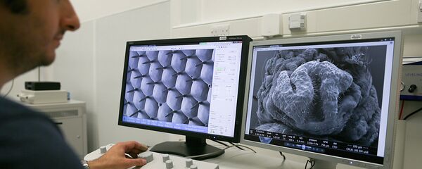 Ученый изучает  ДНК с помощью электронного микроскопа Ученый изучает  ДНК с помощью электронного микроскопа - Sputnik Ўзбекистон