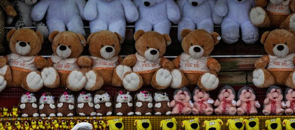 Мужчина проходит мимо витрины с мягкими игрушками Мужчина проходит мимо витрины с мягкими игрушками - Sputnik Узбекистан