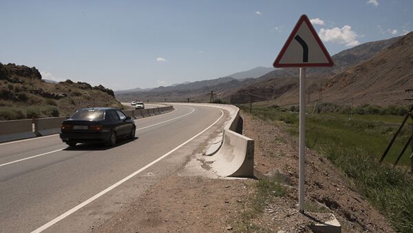 Дорожный знак возле дороги Бишкек–Иссык-Куль - Sputnik Ўзбекистон