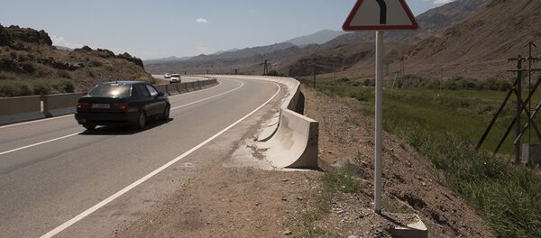 Дорожный знак возле дороги Бишкек–Иссык-Куль - Sputnik Узбекистан