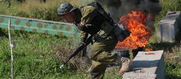Военнослужащий команды Узбекистана во время прохождения этапа Тропа разведчика на конкурсе Отличники войсковой разведки Военнослужащий команды Узбекистана во время прохождения этапа Тропа разведчика на конкурсе Отличники войсковой разведки - Sputnik Ўзбекистон