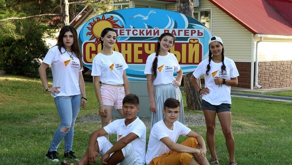 Участники Международного вокального конкурса Ты супер! прибыли на отдых во Всероссийский детский центр Орленок - Sputnik Узбекистан