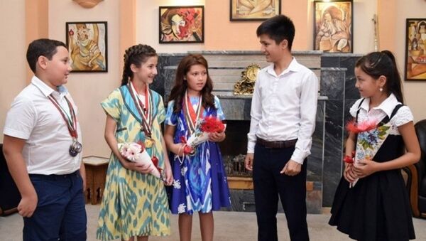 Школьники из Узбекистана на международном соревновании “Математика без границ - Sputnik Узбекистан