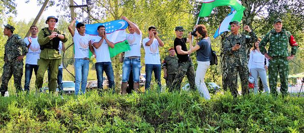 Болельщики команды армии Узбекистана во время конкурса отличники войсковой разведки на Армейских международных Играх-2017 Болельщики команды армии Узбекистана во время конкурса отличники войсковой разведки на Армейских международных Играх-2017 - Sputnik Ўзбекистон