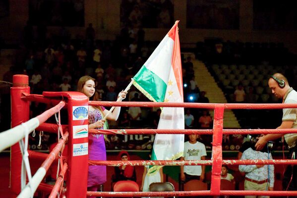 Флаг РТ на боксерском турнире Таджикистан vs Узбекистан - Sputnik Узбекистан