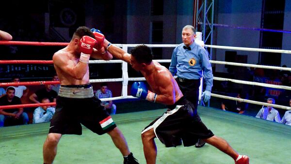 Алишер Хабибуллаев и Бахтиёр Мирзомухаммад на боксерском турнире Таджикистан vs Узбекистан  - Sputnik Узбекистан