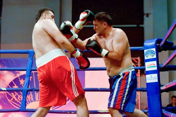 Диловаршо Абдурахманов и Рустам Азизов на боксерском турнире Таджикистан vs Узбекистан - Sputnik Узбекистан