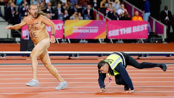 Голый мужчина выбежал на стадион в Лондоне перед забегом Усэйна Болта на чемпионате мира по легкой атлетике - Sputnik Узбекистан