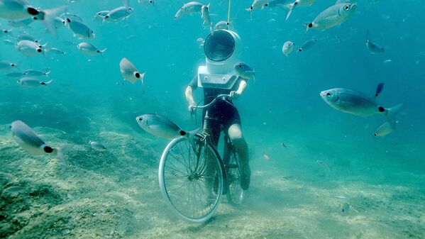 Женщина едет на велосипеде по Подводному парку в Пуле, Хорватия - Sputnik Узбекистан